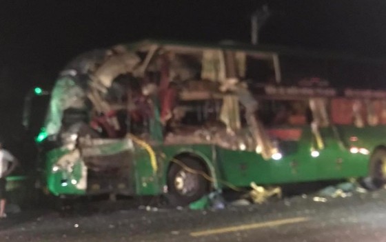 Tai nạn xe khách ở Phú Yên, 2 người tử vong và nhiều người nhập viện - Ảnh 2.