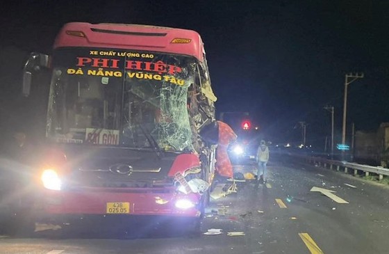 Tai nạn xe khách ở Phú Yên, 2 người tử vong và nhiều người nhập viện - Ảnh 1.