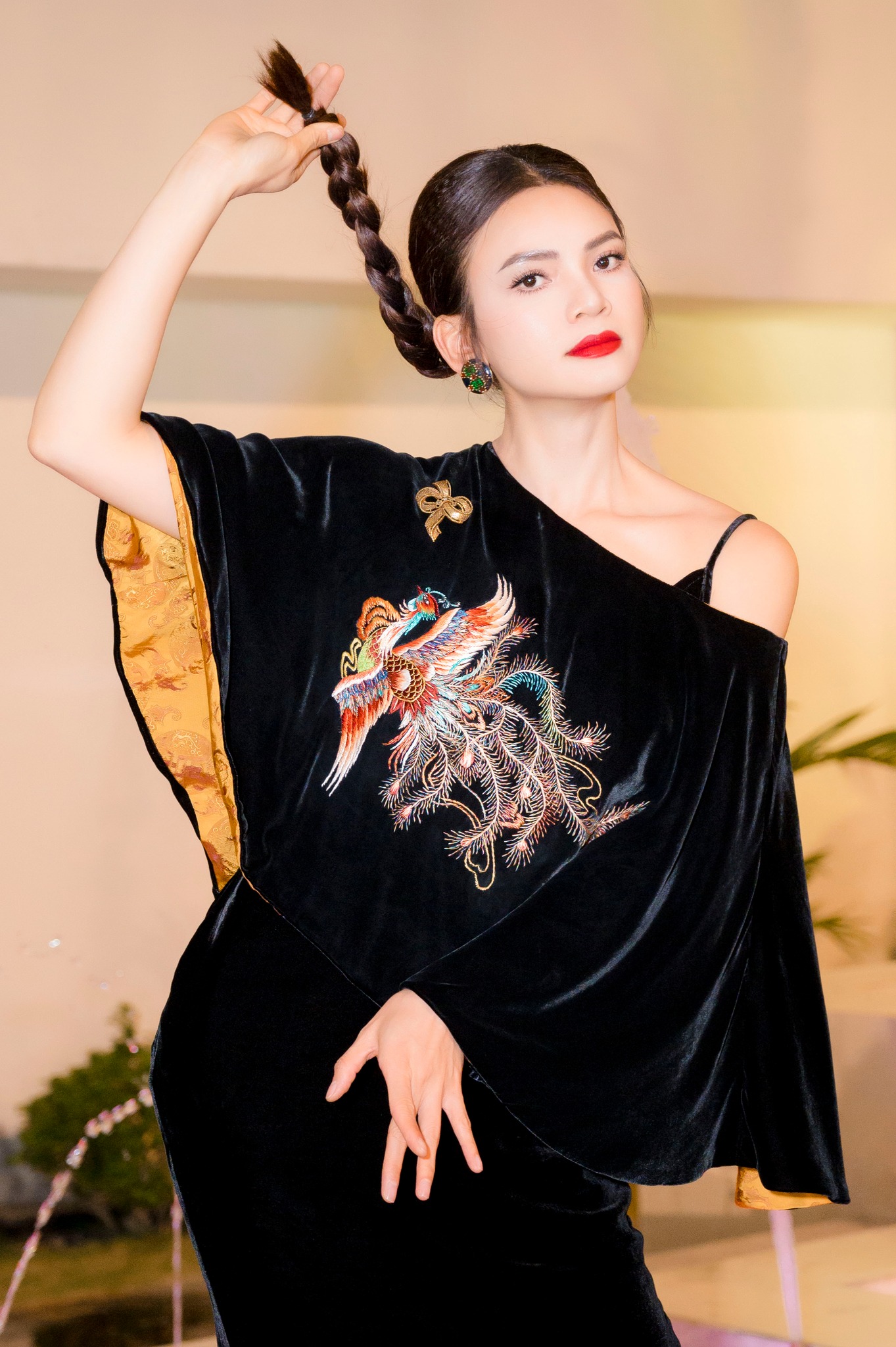 Nhan sắc nữ ca sĩ được phong NSƯT trẻ nhất nhì Việt Nam: 41 tuổi vẫn vô cùng xinh đẹp - Ảnh 4. Nhan sắc nữ ca sĩ được phong NSƯT trẻ nhất nhì Việt Nam: 41 tuổi vẫn vô cùng xinh đẹp - Ảnh 4.