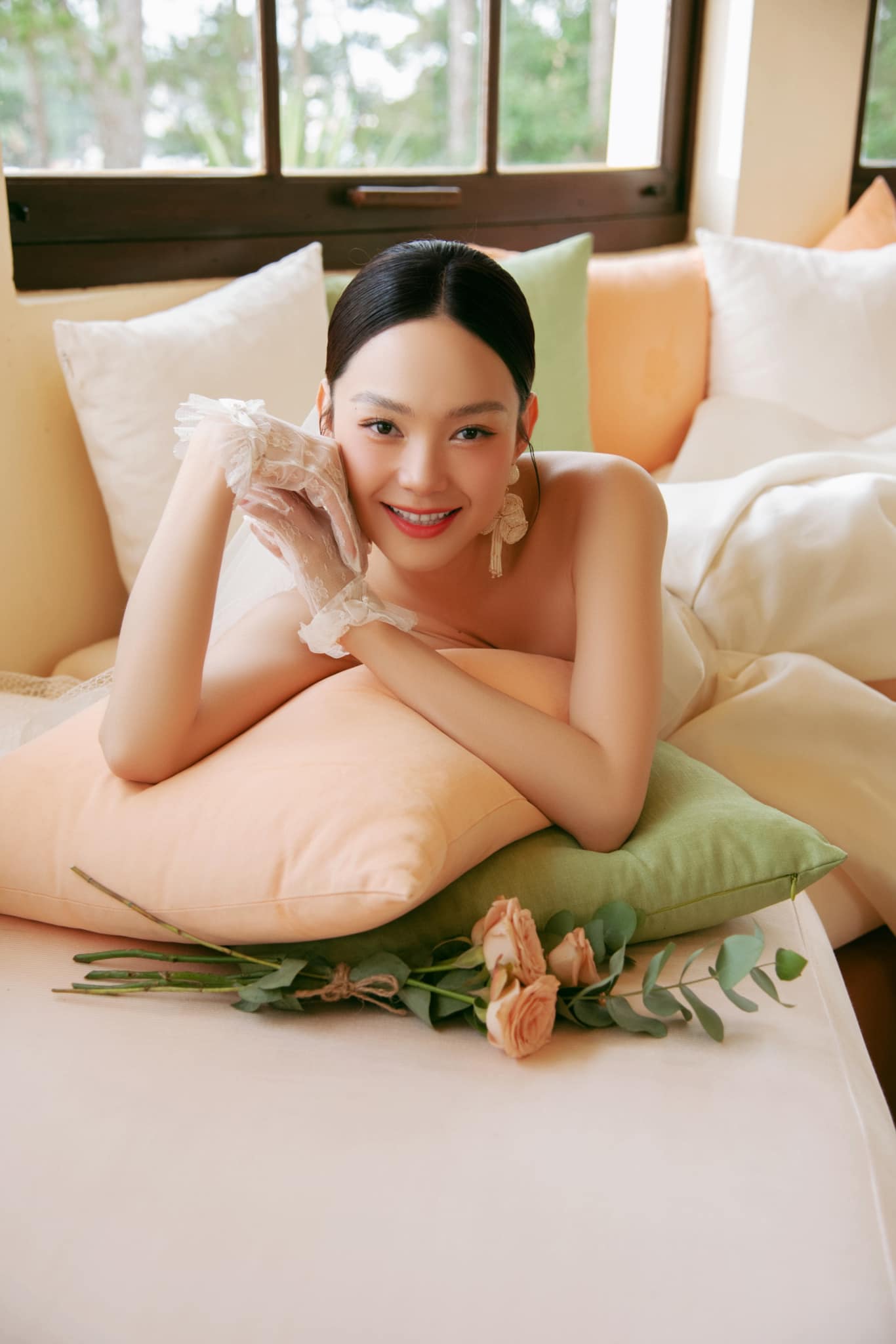 Minh Hằng tung ảnh nét căng cận nhan sắc cô dâu, khóa môi chồng doanh nhân cực ngọt - Ảnh 3. Minh Hằng tung ảnh nét căng cận nhan sắc cô dâu, khóa môi chồng doanh nhân cực ngọt - Ảnh 3.
