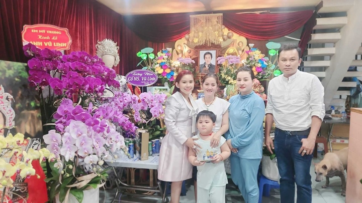 Sao Việt 18/6: Bình Tinh tới thắp nhang cha nuôi Vũ Linh, động viên Hồng Loan - Ảnh 3. Sao Việt 18/6: Bình Tinh tới thắp nhang cha nuôi Vũ Linh, động viên Hồng Loan - Ảnh 3.
