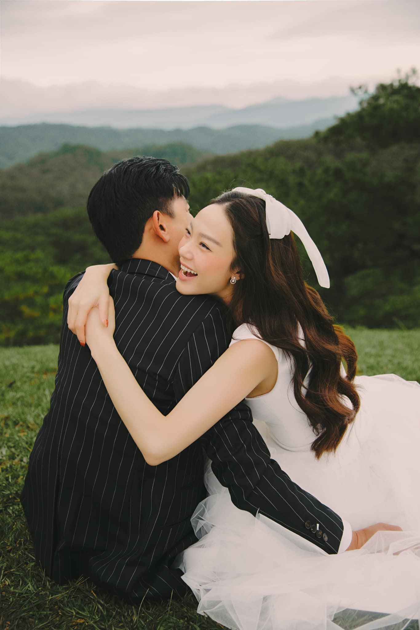 Minh Hằng tung ảnh nét căng cận nhan sắc cô dâu, khóa môi chồng doanh nhân cực ngọt - Ảnh 2. Minh Hằng tung ảnh nét căng cận nhan sắc cô dâu, khóa môi chồng doanh nhân cực ngọt - Ảnh 2.