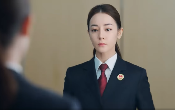 Địch Lệ Nhiệt Ba: Đỉnh lưu nhưng trước mặt là sườn dốc - Ảnh 1. Địch Lệ Nhiệt Ba: Đỉnh lưu nhưng trước mặt là sườn dốc - Ảnh 1.