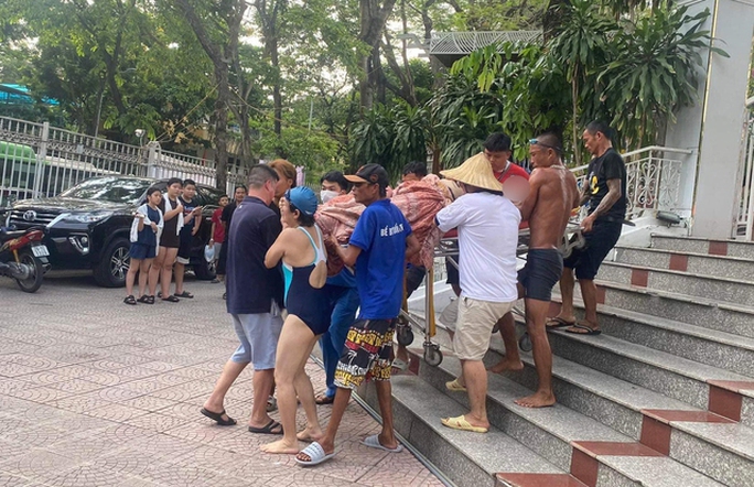 Nam thanh niên cao 1,7 m tử vong khi tắm ở khu vực nước sâu 1,15 m của bể bơi - Ảnh 1. Nam thanh niên cao 1,7 m tử vong khi tắm ở khu vực nước sâu 1,15 m của bể bơi - Ảnh 1.