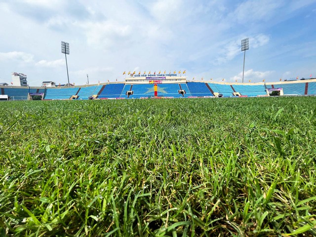 Sân Thiên Trường được lau dọn từng ngóc ngách, sẵn sàng cho trận đấu giữa ĐT Việt Nam và ĐT Syria - Ảnh 9.