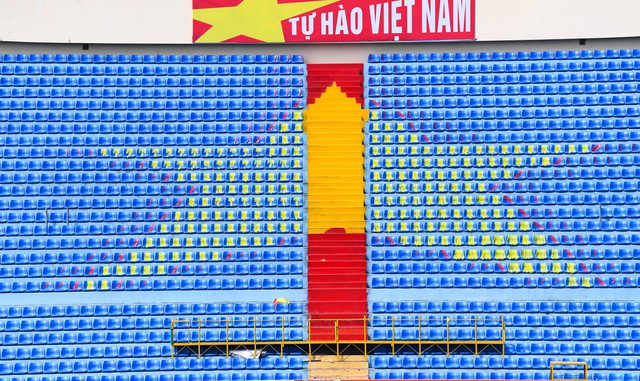 Sân Thiên Trường được lau dọn từng ngóc ngách, sẵn sàng cho trận đấu giữa ĐT Việt Nam và ĐT Syria - Ảnh 2.