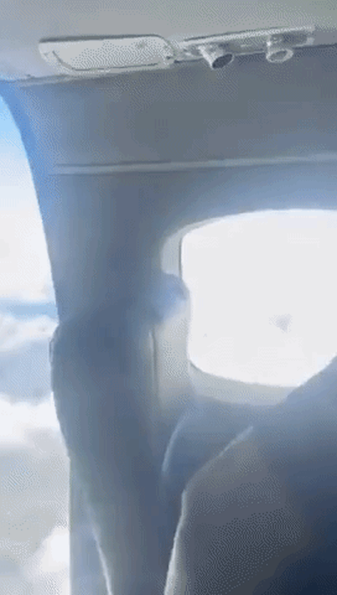 Giây phút đáng sợ: Máy bay chở ca sĩ nổi tiếng gặp sự cố, cửa thoát hiểm mở tung ở độ cao hàng nghìn mét  - Ảnh 2.