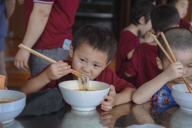  Thương lắm khoảnh khắc những em bé vùng cao được ăn tô bún ngon lành của nhóm từ thiện  - Ảnh 9.