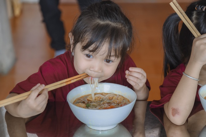  Thương lắm khoảnh khắc những em bé vùng cao được ăn tô bún ngon lành của nhóm từ thiện  - Ảnh 8.