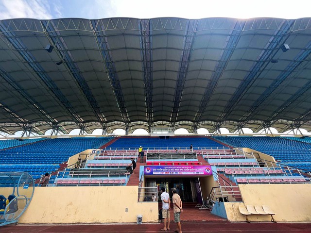 Sân Thiên Trường được lau dọn từng ngóc ngách, sẵn sàng cho trận đấu giữa ĐT Việt Nam và ĐT Syria - Ảnh 17.