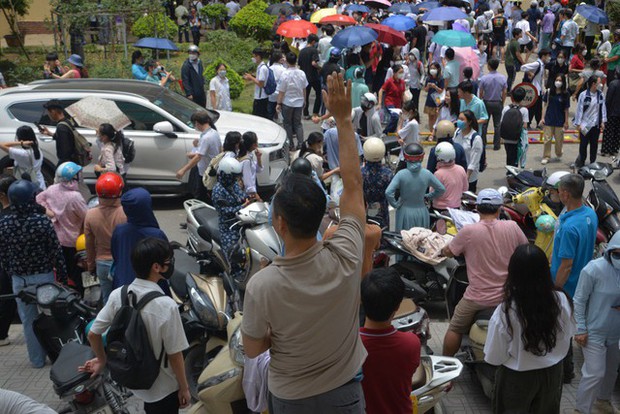 Nỗi lòng cha mẹ ngày con thi vào lớp 10: Phơi mình giữa nắng gần 40 độ, trải áo mưa xuống nền đất nóng đợi tin con - Ảnh 13.