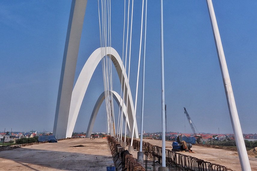 Ngắm cây cầu vòm thép cao nhất Việt Nam dự kiến thông xe trong tháng 9/2023 - Ảnh 4.
