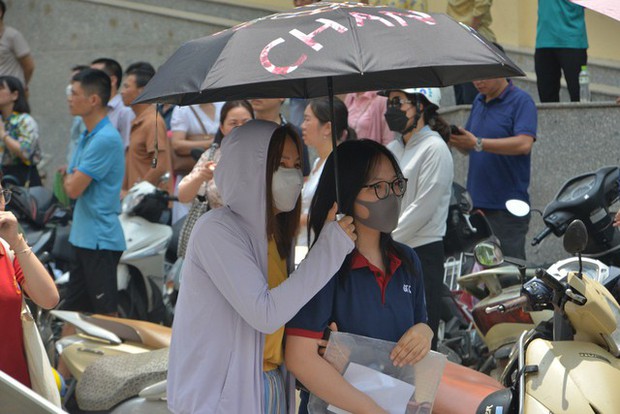 Nỗi lòng cha mẹ ngày con thi vào lớp 10: Phơi mình giữa nắng gần 40 độ, trải áo mưa xuống nền đất nóng đợi tin con - Ảnh 12.