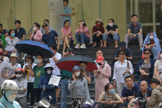 Nỗi lòng cha mẹ ngày con thi vào lớp 10: Phơi mình giữa nắng gần 40 độ, trải áo mưa xuống nền đất nóng đợi tin con - Ảnh 10.