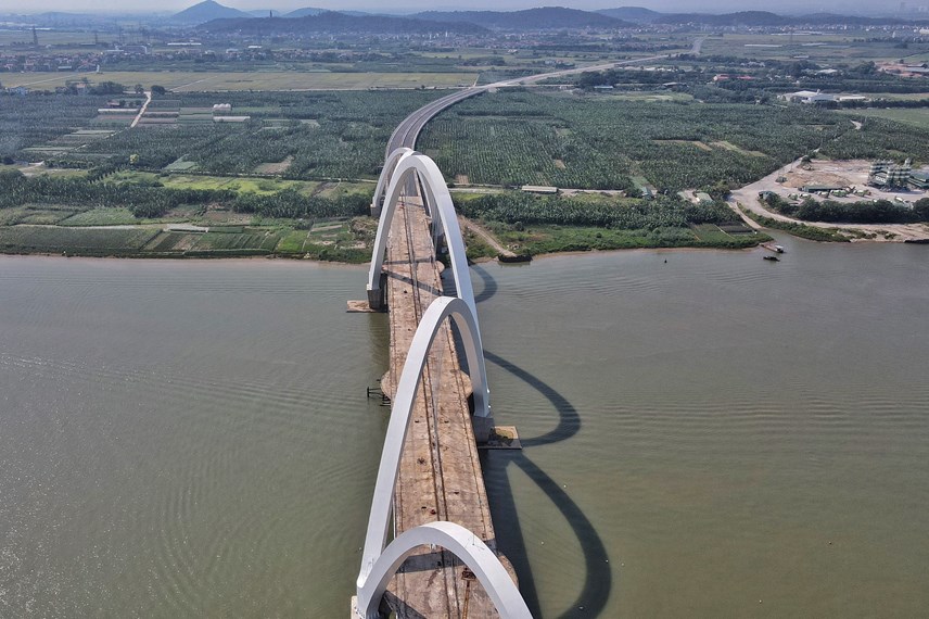Ngắm cây cầu vòm thép cao nhất Việt Nam dự kiến thông xe trong tháng 9/2023 - Ảnh 6.