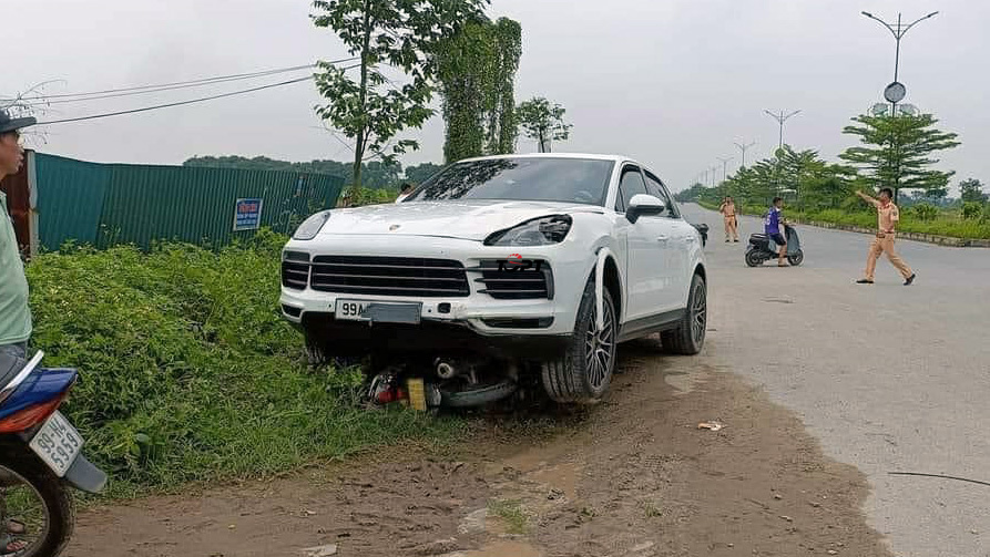 Đằng sau những bức ảnh TNGT: Va chạm mạnh, xe máy chui tọt vào gầm Porsche Cayenne - Ảnh 4.