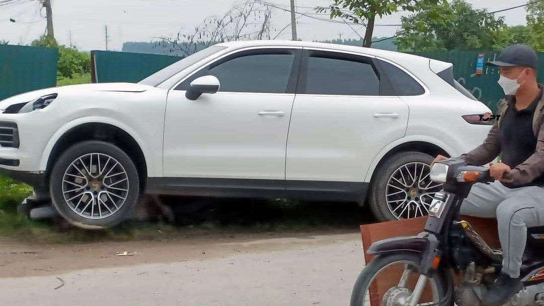 Đằng sau những bức ảnh TNGT: Va chạm mạnh, xe máy chui tọt vào gầm Porsche Cayenne - Ảnh 3.