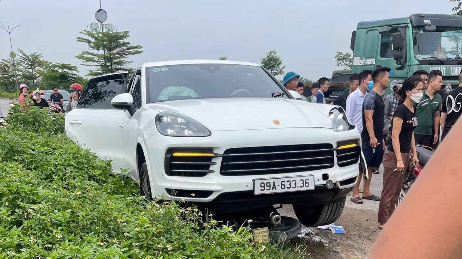 Đằng sau những bức ảnh TNGT: Va chạm mạnh, xe máy chui tọt vào gầm Porsche Cayenne - Ảnh 2.