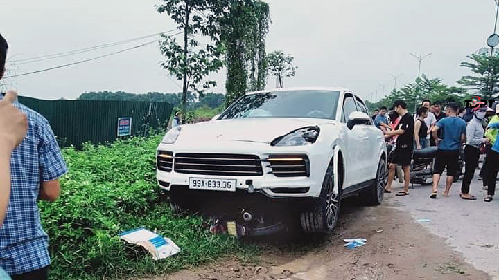 Đằng sau những bức ảnh TNGT: Va chạm mạnh, xe máy chui tọt vào gầm Porsche Cayenne - Ảnh 1.