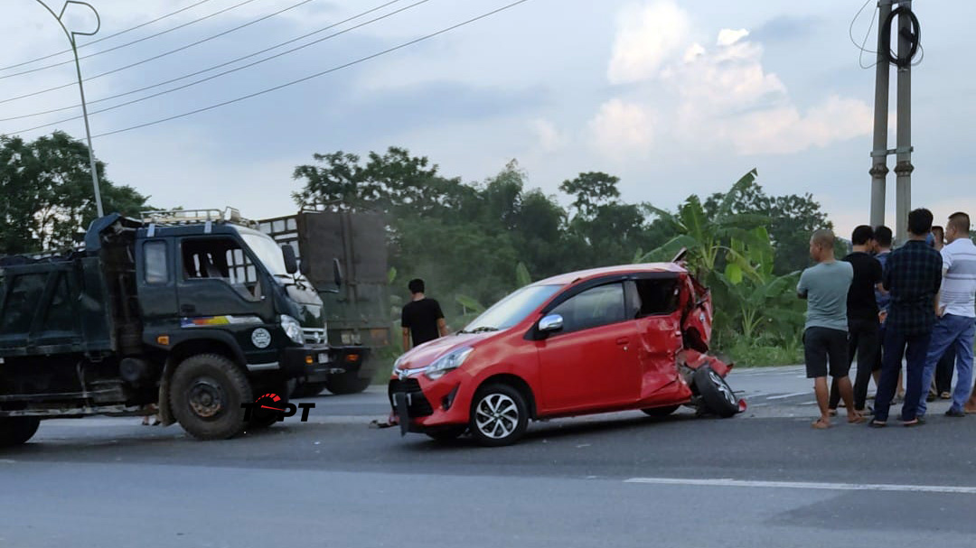 Đằng sau những bức ảnh TNGT: Va chạm với xe tải, Toyota Wigo biến dạng thành xe ba bánh - Ảnh 7.