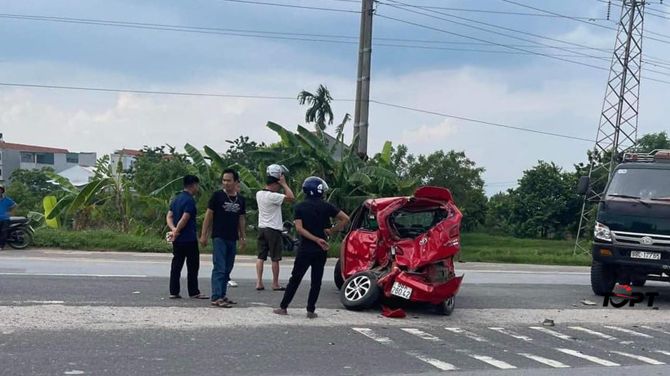 Đằng sau những bức ảnh TNGT: Va chạm với xe tải, Toyota Wigo biến dạng thành xe ba bánh - Ảnh 5.