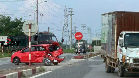 Đằng sau những bức ảnh TNGT: Va chạm với xe tải, Toyota Wigo biến dạng thành xe ba bánh - Ảnh 2.