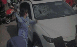 Xôn xao clip vợ dùng mũ bảo hiểm đập vỡ kính xe ô tô, nghi đánh ghen - Ảnh 1.
