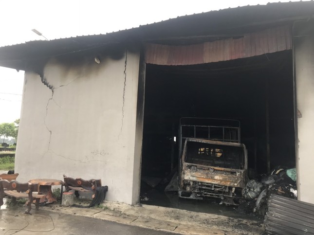 3 người tử vong trong căn nhà bốc cháy trong đêm ở Bắc Giang - Ảnh 1.