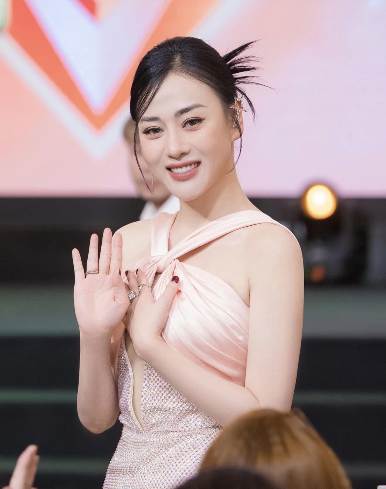 Rần rần hình ảnh Phương Oanh trước khi phẫu thuật thẩm mỹ, so với hiện tại nhan sắc ra sao? - Ảnh 5. Rần rần hình ảnh Phương Oanh trước khi phẫu thuật thẩm mỹ, so với hiện tại nhan sắc ra sao? - Ảnh 5.