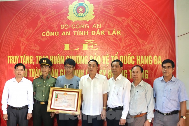Trao Huân chương bảo vệ Tổ quốc tới gia đình các liệt sĩ ở Đắk Lắk - Ảnh 2.