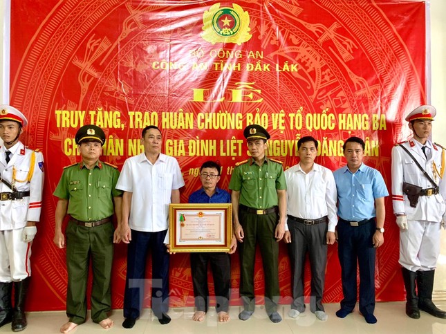 Trao Huân chương bảo vệ Tổ quốc tới gia đình các liệt sĩ ở Đắk Lắk - Ảnh 1.