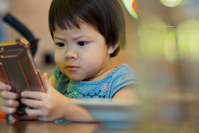 Trẻ có thể cận thị nếu nhìn màn hình smartphone quá gần và quá lâu, iOS 17 đã có cách khắc phục? - Ảnh 1.