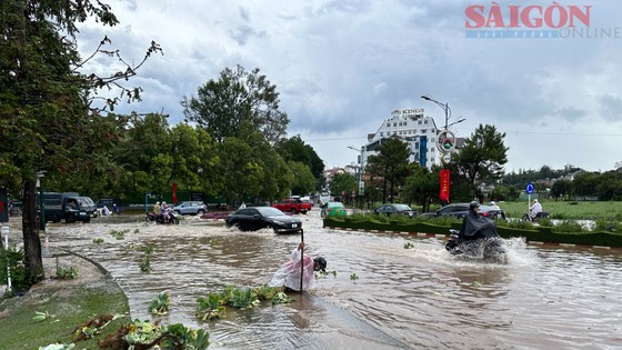 Đà Lạt: Nhiều khu vực bị ngập sau trận mưa lớn - Ảnh 3.
