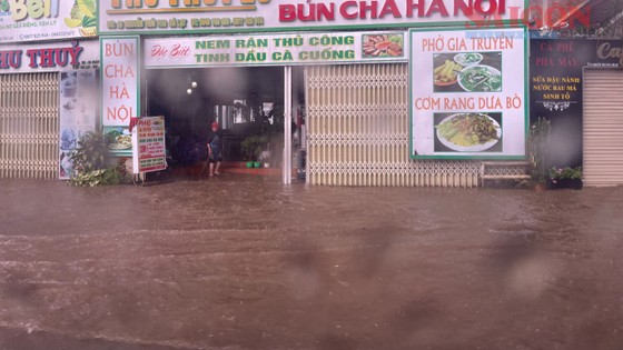 Đà Lạt: Nhiều khu vực bị ngập sau trận mưa lớn - Ảnh 2.