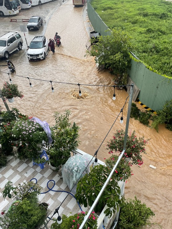 Đà Lạt: Nhiều khu vực bị ngập sau trận mưa lớn - Ảnh 12.