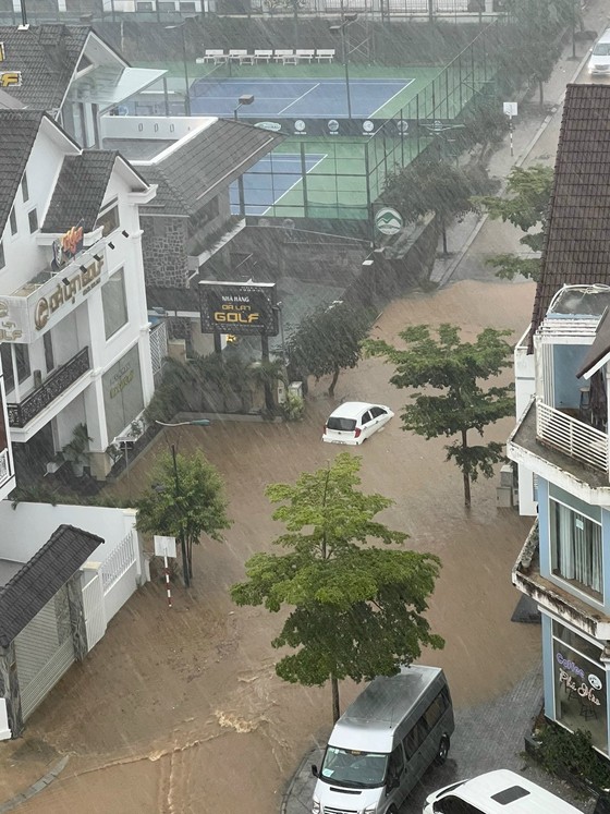 Đà Lạt: Nhiều khu vực bị ngập sau trận mưa lớn - Ảnh 11.