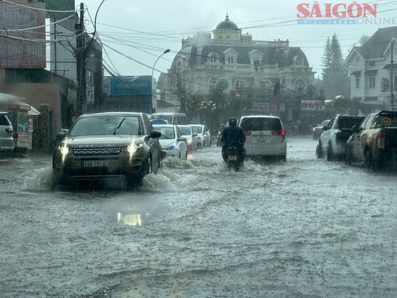 Đà Lạt: Nhiều khu vực bị ngập sau trận mưa lớn - Ảnh 10.