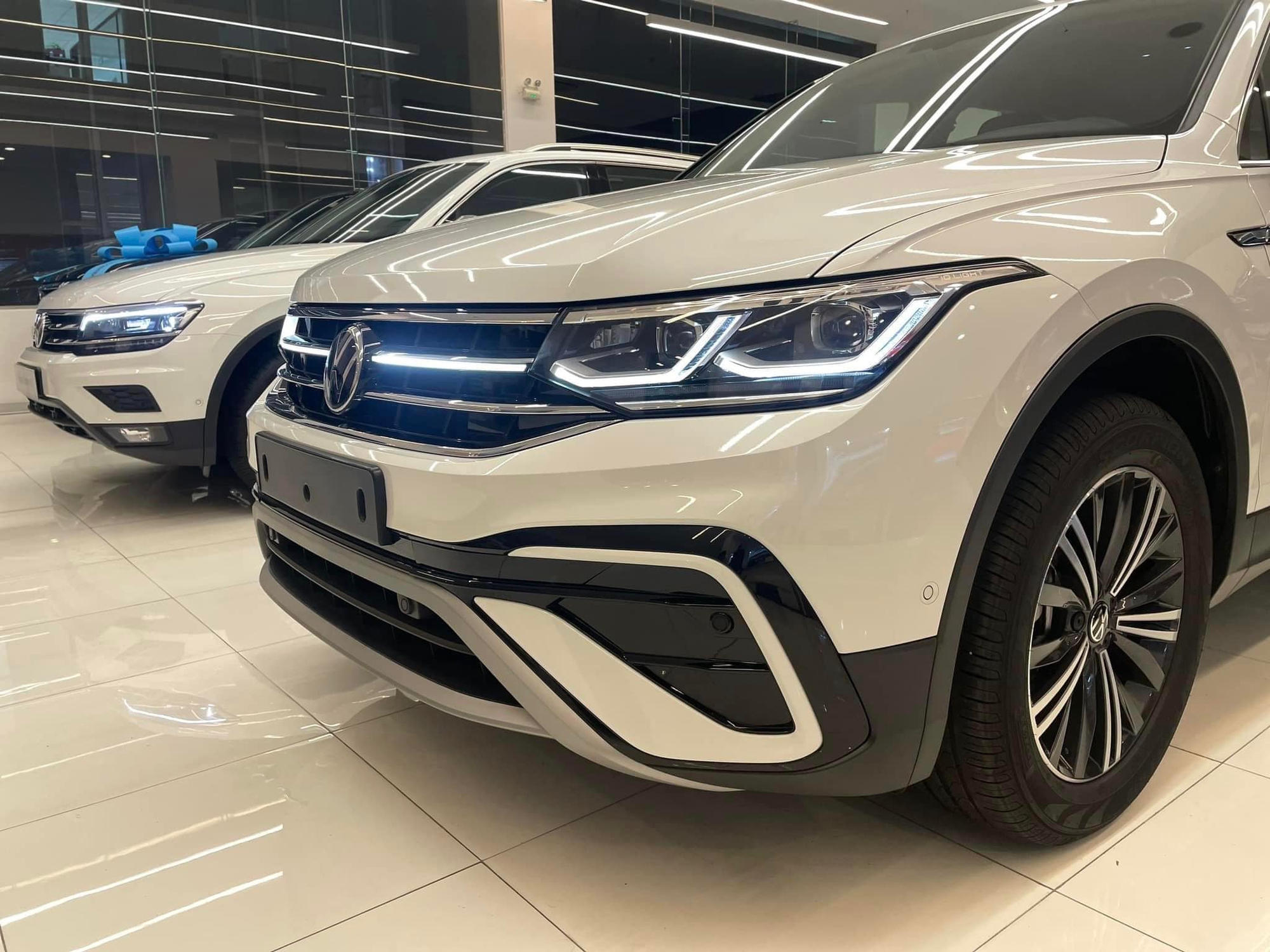 VW Tiguan 2023 giảm giá kỷ lục còn hơn 1,6 tỷ tại đại lý, rẻ gần ngang Kia Sorento - Ảnh 3.