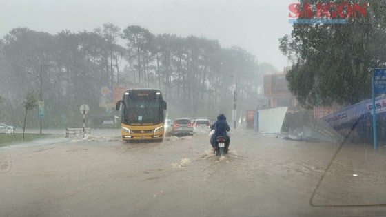 Đà Lạt: Nhiều khu vực bị ngập sau trận mưa lớn - Ảnh 7.
