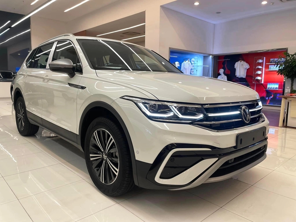 VW Tiguan 2023 giảm giá kỷ lục còn hơn 1,6 tỷ tại đại lý, rẻ gần ngang Kia Sorento - Ảnh 1.