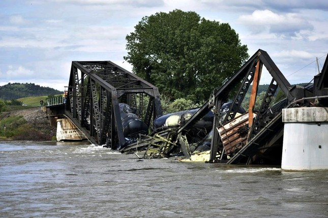 Mỹ: Sập cầu, đoàn tàu chở hóa chất lao xuống sông - Ảnh 6.