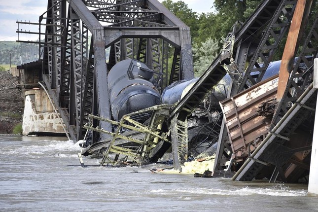 Mỹ: Sập cầu, đoàn tàu chở hóa chất lao xuống sông - Ảnh 8.