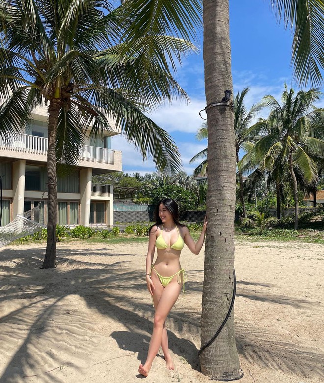 Gái Bray, con gái Vũ Thu Phương, hot girl mạng so dáng bikini.
