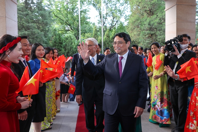 Thủ tướng thăm Đại sứ quán và gặp gỡ cộng đồng người Việt Nam tại Trung Quốc - Ảnh 4.