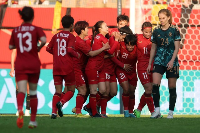 Nữ cầu thủ Việt Nam dứt điểm đẳng cấp, khán giả Đức đồng loạt vỗ tay - Ảnh 4.