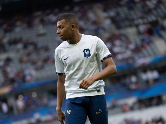 Vì sao Mbappe mặc áo tuyển nữ Pháp? - Ảnh 1.