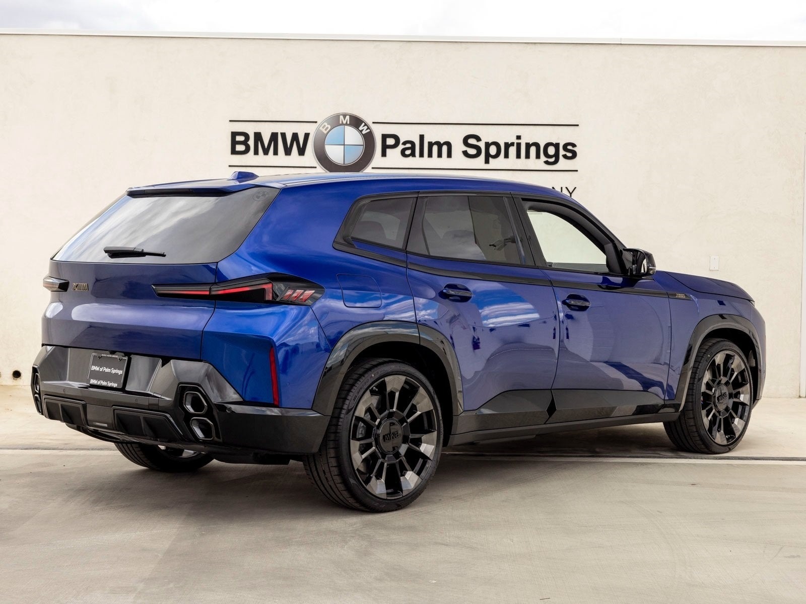 BMW XM giá dự kiến 12 tỷ đồng tại Việt Nam, gần bằng siêu SUV Lamborghini Urus - Ảnh 3.