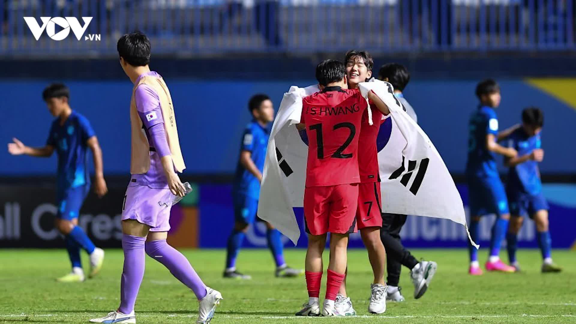 Tổng thống Pháp Macron liên tục bị ngắt lời khi đang phát biểu về chủ