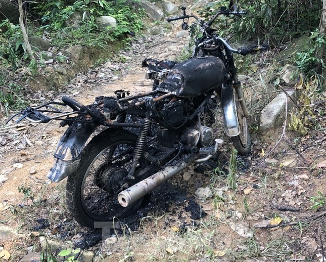 Tuần tra trở về, nhân viên bảo vệ rừng phát hiện 2 xe máy bị đốt trơ khung - Ảnh 2.