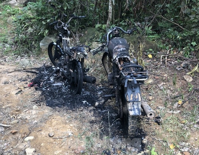 Tuần tra trở về, nhân viên bảo vệ rừng phát hiện 2 xe máy bị đốt trơ khung - Ảnh 1.